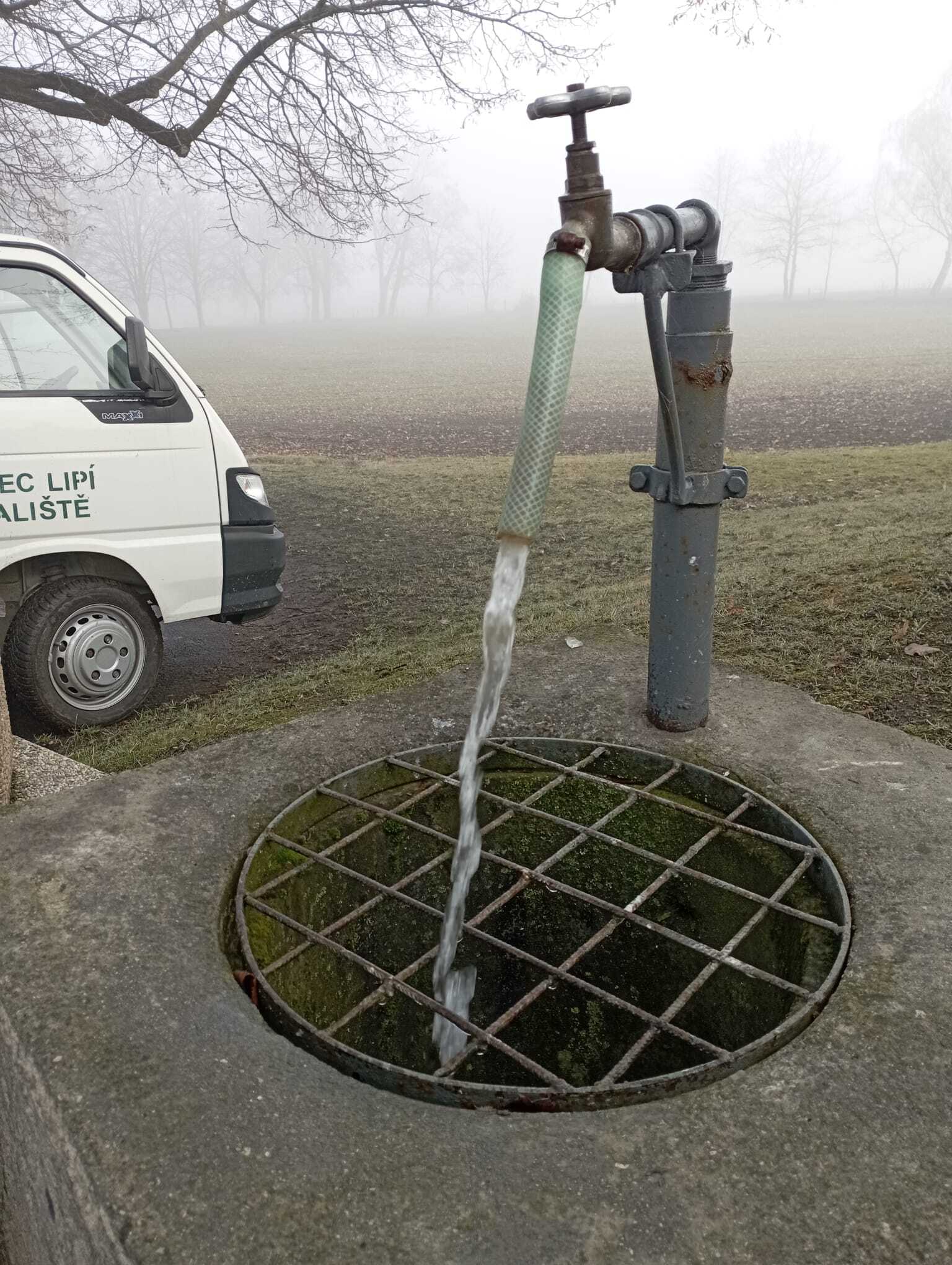 Voda na hřbitově už teče